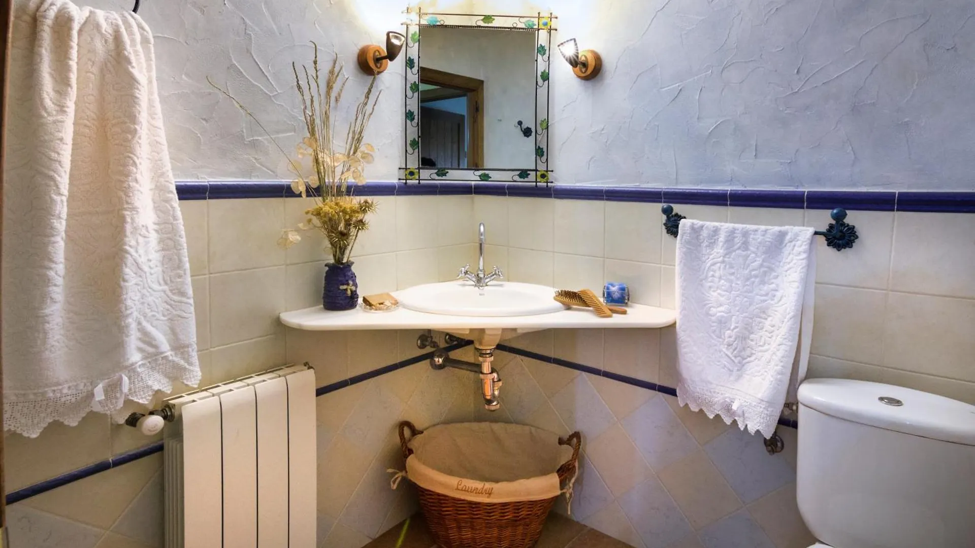 Romantic House For 2 Or 4 People With Jacuzzi Laroya