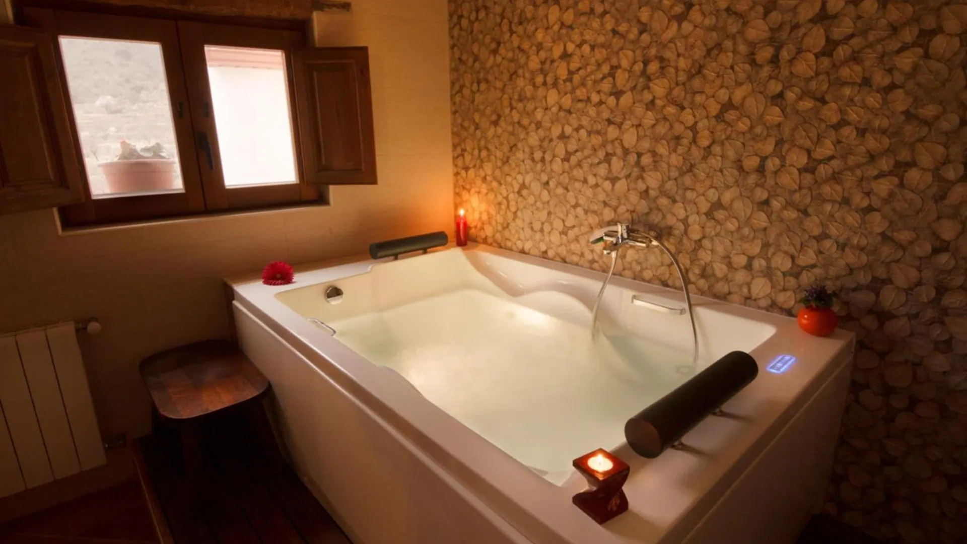 Romantic House For 2 Or 4 People With Jacuzzi Laroya